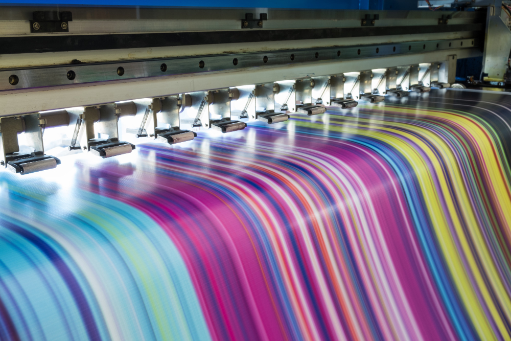 impresora-inyeccion-tinta-grande-que-trabaja-multicolor-vinilo